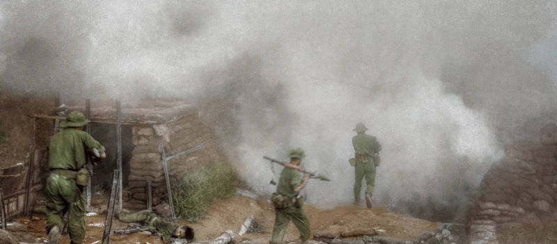 thème airsoft - guerre du vietnam 1968 - siège de Khe Sanh - soldats de l'anv franchissant les lignes de défenses usmc