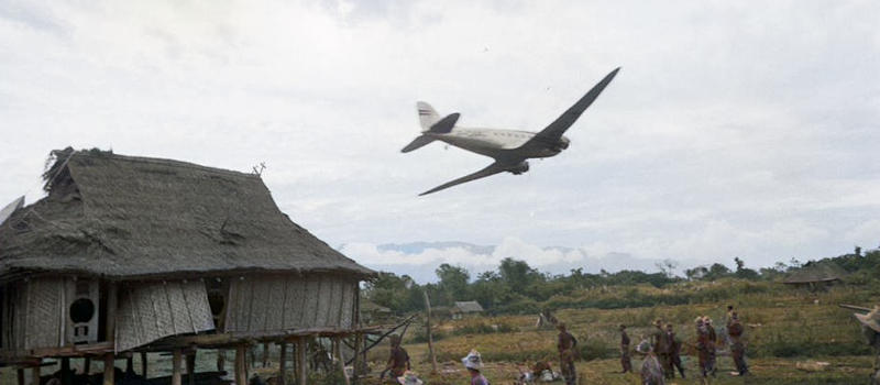 thème airsoft - guerre d'Indochine opération Dien Bien Phu ne répond plus - DC3 survolant la plaine de Dien Bien Phu lors de l'opération Castor