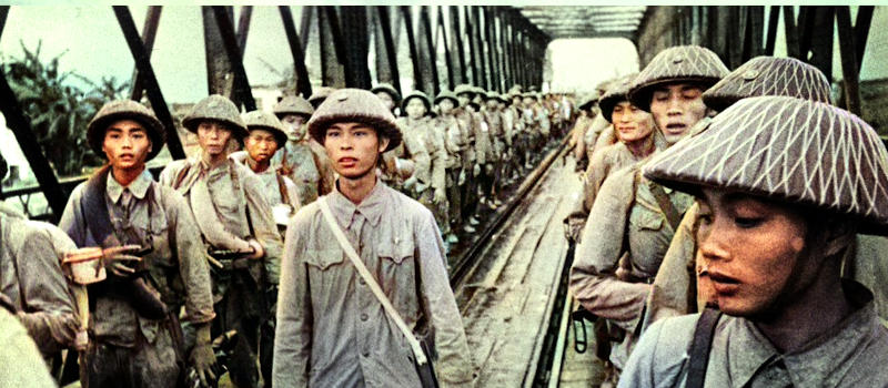 thème airsoft - guerre d'Indochine opération Dien Bien Phu ne répond plus - troupes militaires du vietminh traversant un pont métallique à Hanoï