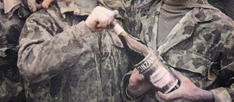 thème airsoft - guerre d'Indochine opération Dien Bien Phu ne répond plus - légionnaires buvant du cinzano
