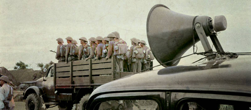 thème airsoft - guerre d'Indochine opération Dien Bien Phu ne répond plus - camion chargé de soldats du vietminh et voiture haut-parleur