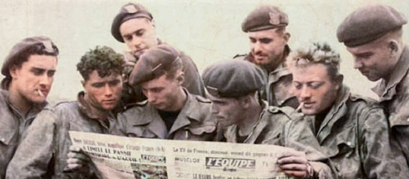 thème airsoft - guerre d'Indochine opération Dien Bien Phu ne répond plus - commandos lisant une gazette en groupe