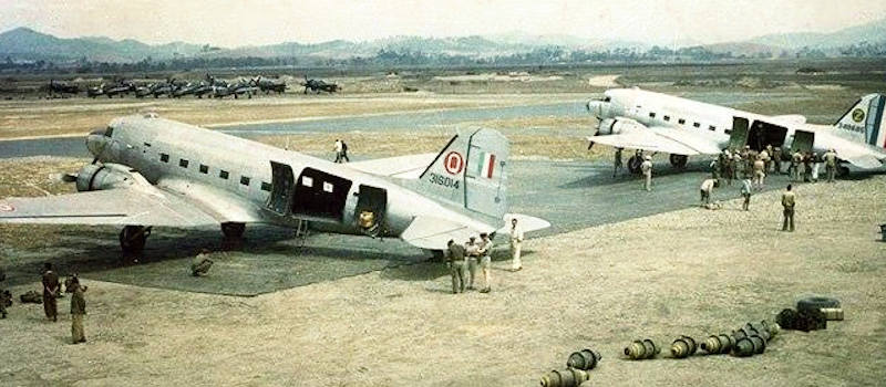thème airsoft - guerre d'Indochine opération Dien Bien Phu ne répond plus - dakota sur le terrain d'aviation de dien bien phu